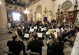 La banda municipal ofrece un concierto en la iglesia de la Vera Cruz