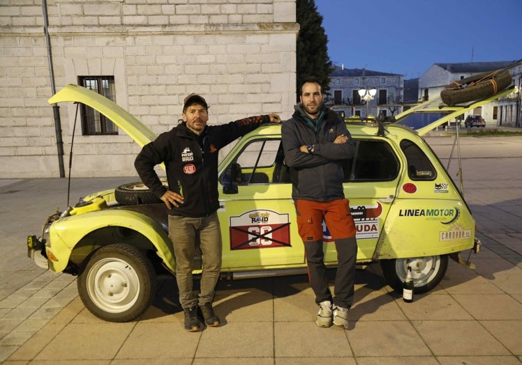 Ramón Hernando y Rubén Arranz, posan junto al Citöen Dyane 6 tras su vuelta a Campaspero.