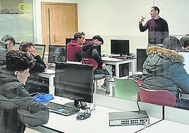 Un profesor imparte clase.