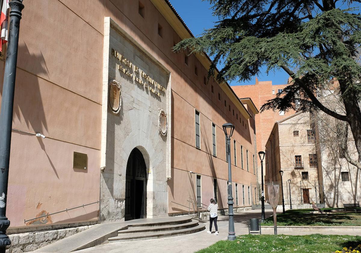 Palacio de los Condes de Benavente, sede la Biblioteca de Castilla y León y situado en la céntrica plaza de la Trinidad.