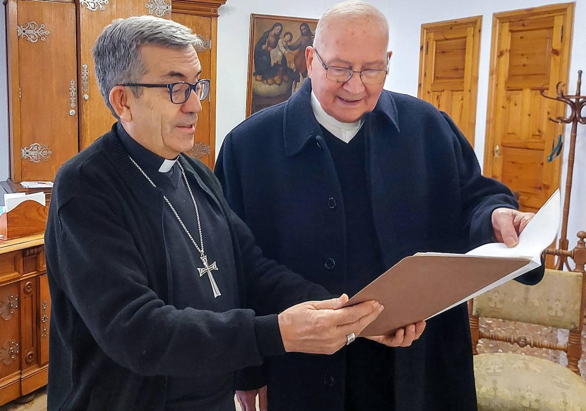 El arzobispo de Valladolid, Luis Argüello (izquierda), junto a José Ángel Mozo.