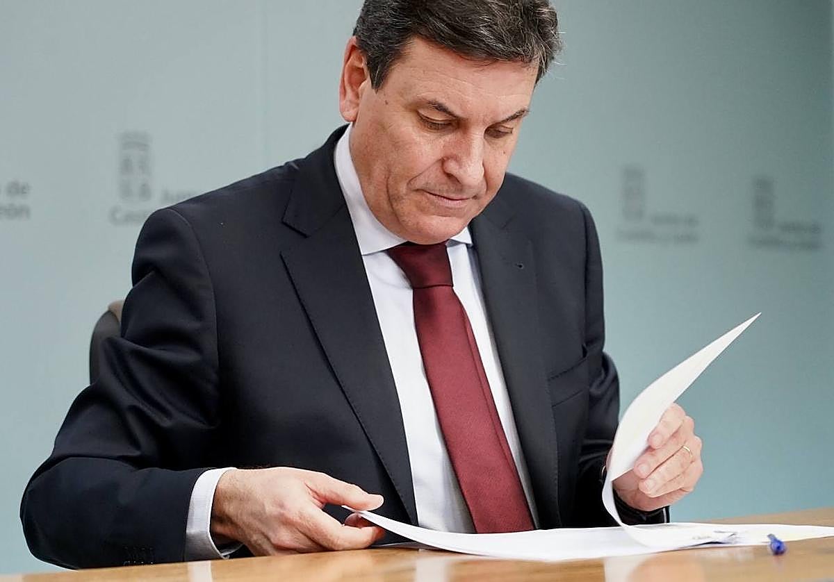 Carlos Fernández Carriedo, consejero de Economía y Hacienda y portavoz, comparece en rueda de prensa tras el Consejo de Gobierno.