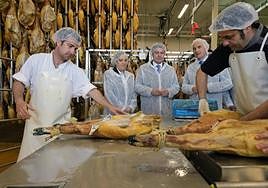 Un momento de la visita del presidente de la Junta a Carbonero el Mayor.