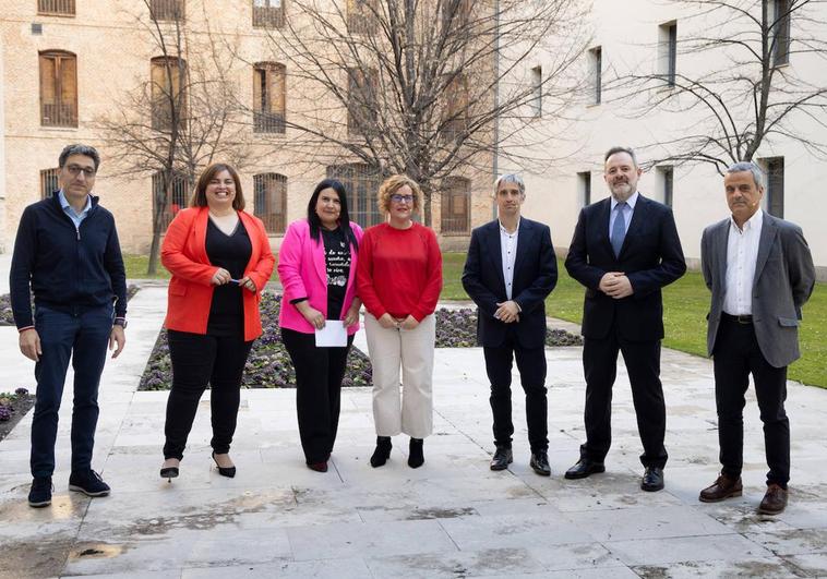 Los corresponsales de El Norte Agapito Ojosnegros, Laura Negro, Susana Gutiérrez y Silvia G. Rojo, junto al historiador y presentador del acto, Enrique Berzal; el director del periódico, Ángel Ortiz; y Miguel Marbán, también corresponsal, en el Patio Herreriano.