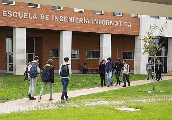 Estudiantes en la puerta de la Escuela de Ingeniería Informática de la UVa.