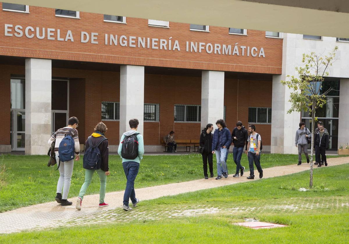 Estudiantes en la puerta de la Escuela de Ingeniería Informática de la UVa.