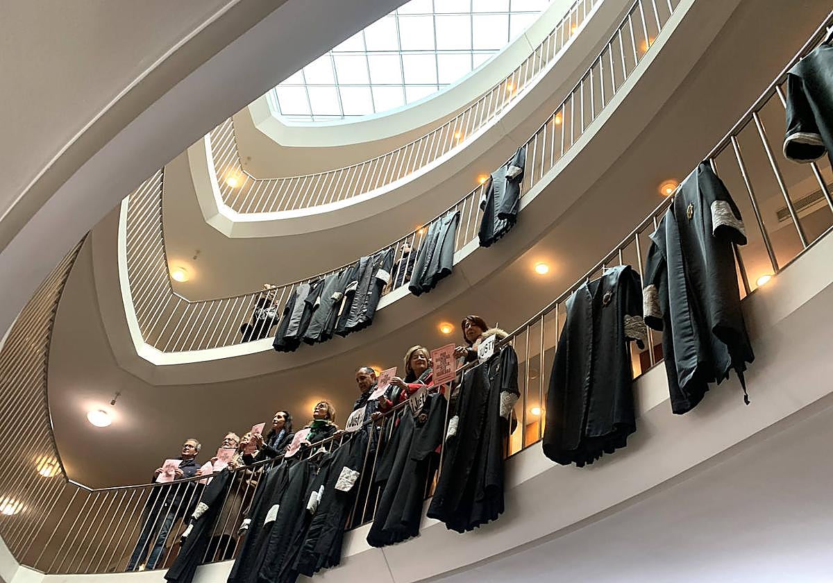 Los letrados de Justicia colgaron sus togas como protesta en la sede de Angustias.