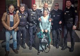 El policía local de Córdoba y su esposa, con los policías nacionales que le salvaron.