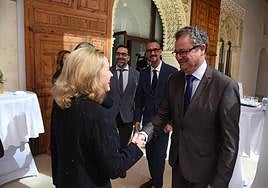 Gerardo Dueñas saluda a la vicepresidenta del Gobierno, Nadia Calviño.