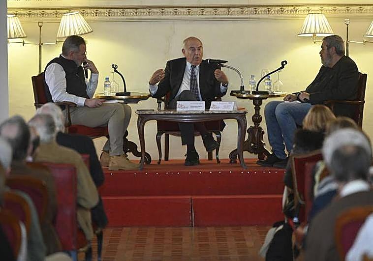Ángel Ortiz, José Antonio Marina y Carlos Aganzo, en el Círculo de Recreo.