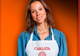 Carlota posa con el delantal de Masterchef.