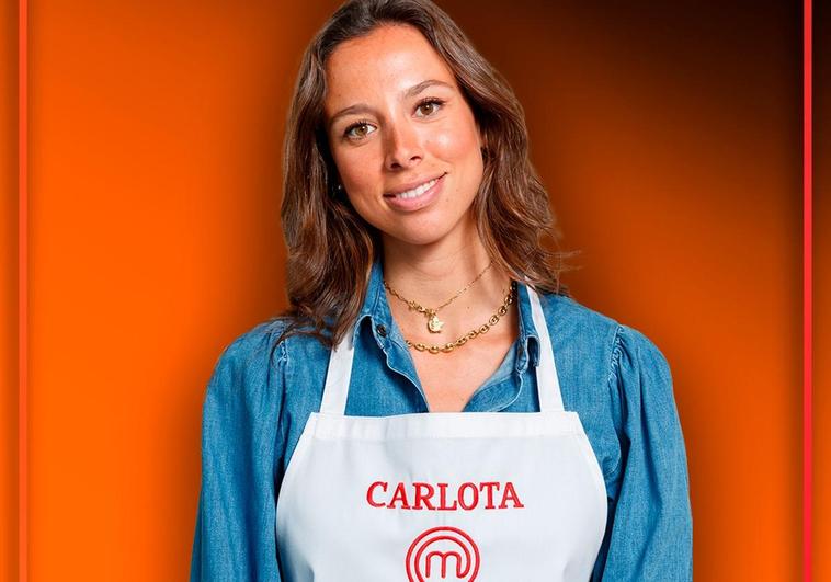 Carlota posa con el delantal de Masterchef.