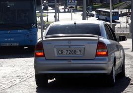 Un vehículo frena cuando se cruza con un autobús urbano.