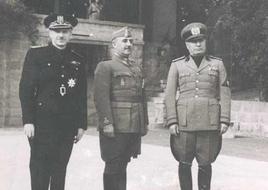 De izquierda a derecha, Ramón Serrano Suñer, Francisco Franco y Mussolini.