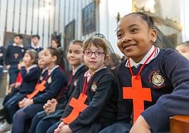 Los alumnos del Colegio de las Huelgas han celebrado una procesión de Semana Santa con el paso del Cristo de la Luz, realizado por los padres del colegio