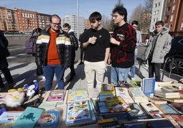 Área de libros a la venta en el mercadillo.