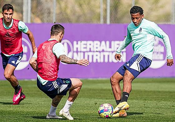Gonzalo Plata, durante el entrenamiento del Real Valladolid.