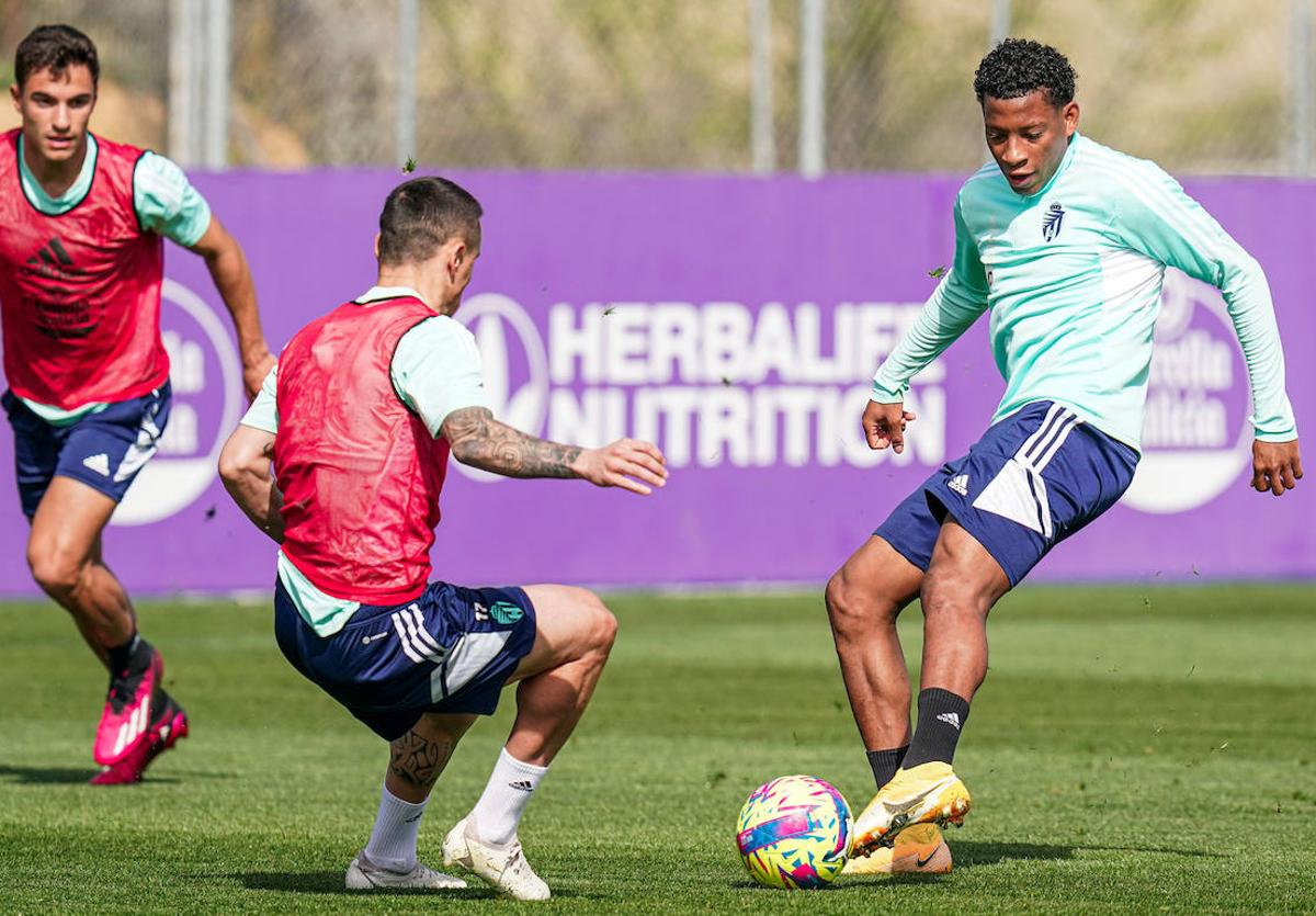 Gonzalo Plata, durante el entrenamiento del Real Valladolid.