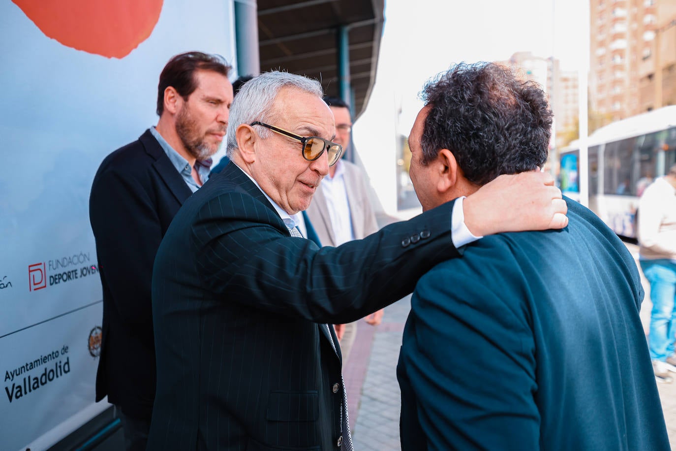 El presidente del COE saluda a Eusebio Sacristán en presencia del alcalde de Valladolid