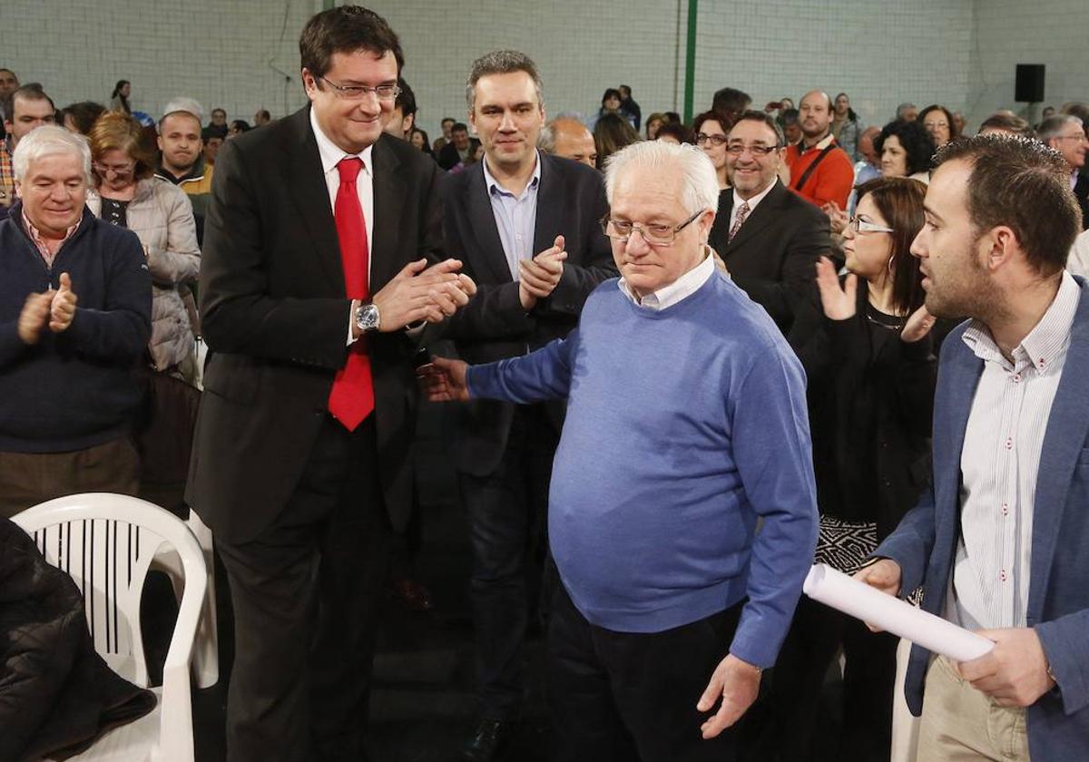 Benedicto Alonso, en el centro, entre Óscar Lopez y el actual alcalde, Javier García, durante el homenaje que recibió en Pollos en 2014.