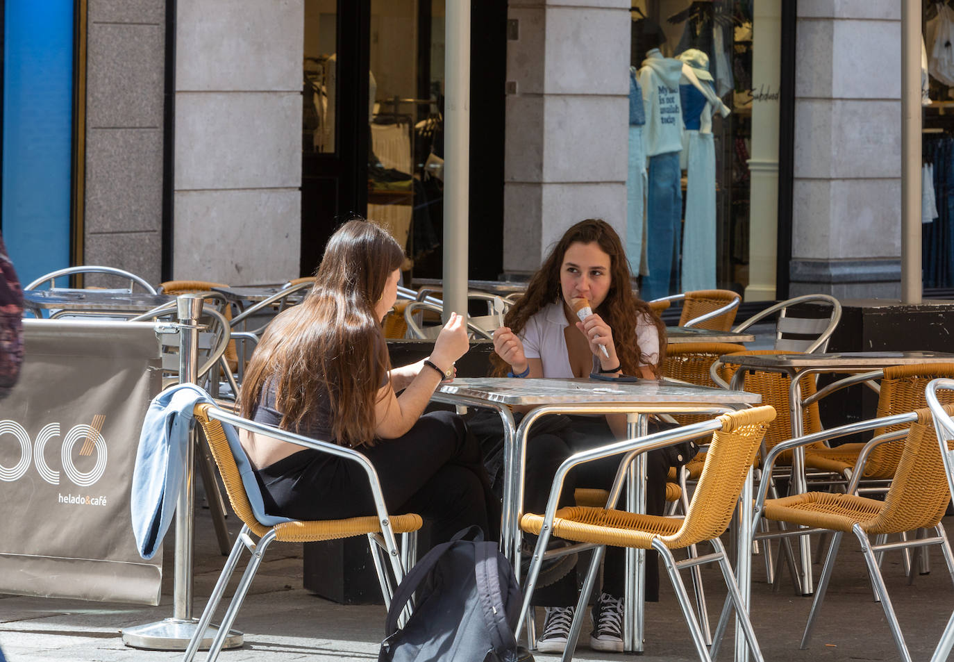 Dos chicas disfrutan de una helado.