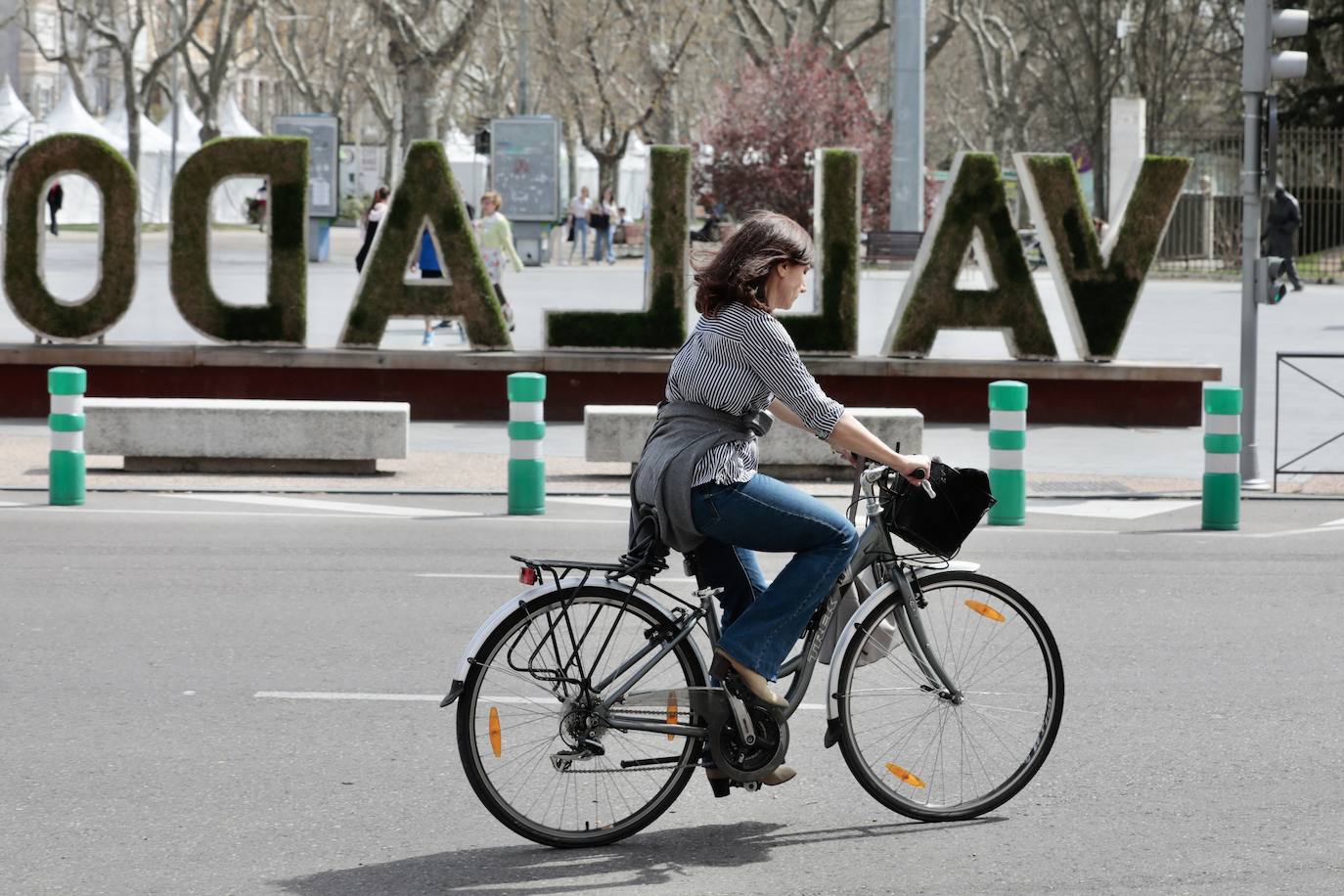 Una ciclista cruza la carrera.