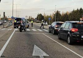 Efectivos sanitarios y policiales en las inmediaciones donde se produjo el atropello.