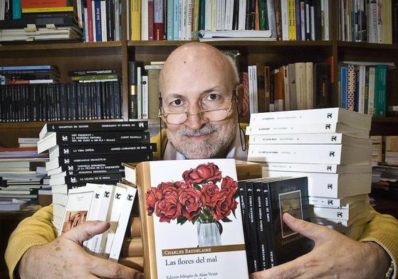 Emilio Pascual, rodeado de libros de Cátedra, editorial en la que trabajó.