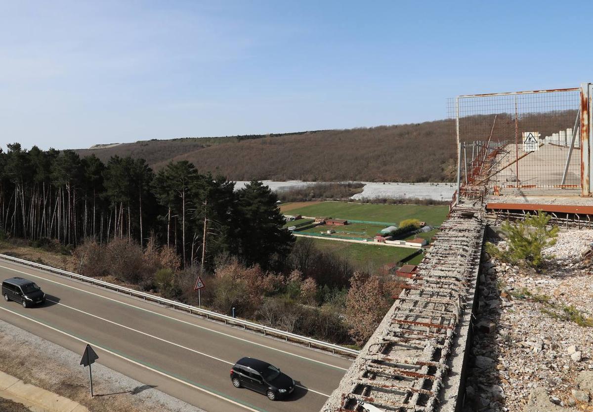 Aspecto de la obra del viaducto abandonada.