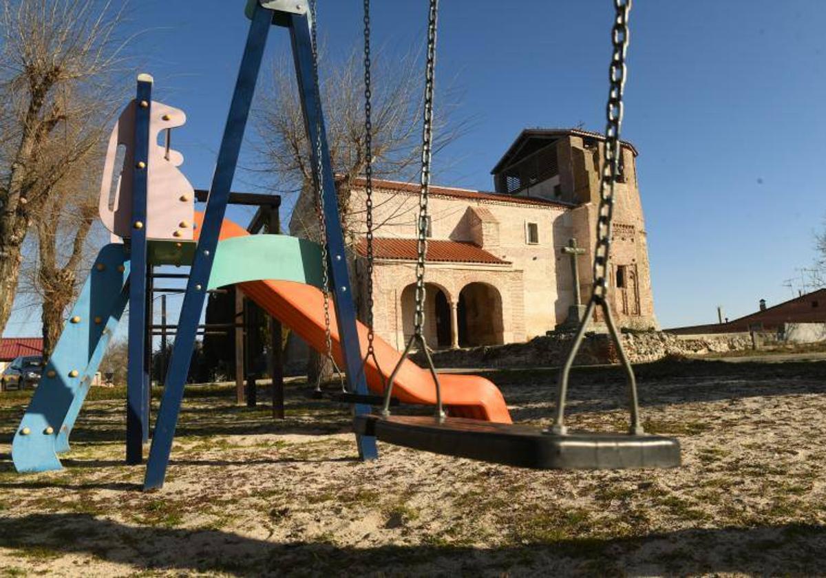 Columpio del parque infantil de Almenara de Adaja, uno de los pueblos sin niños.