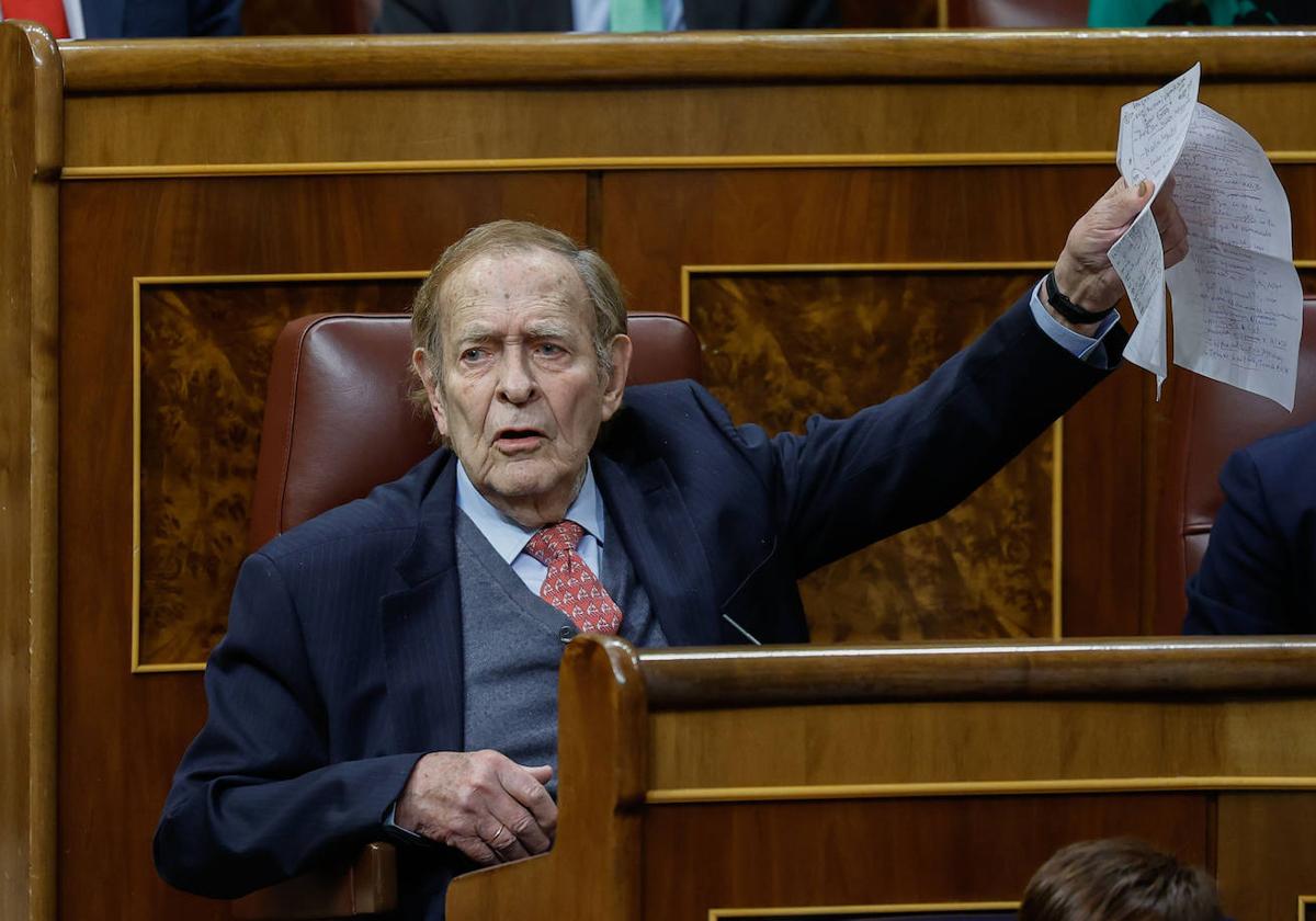 Ramón Tamames levanta sus notas durante el debate de la moción de censura.