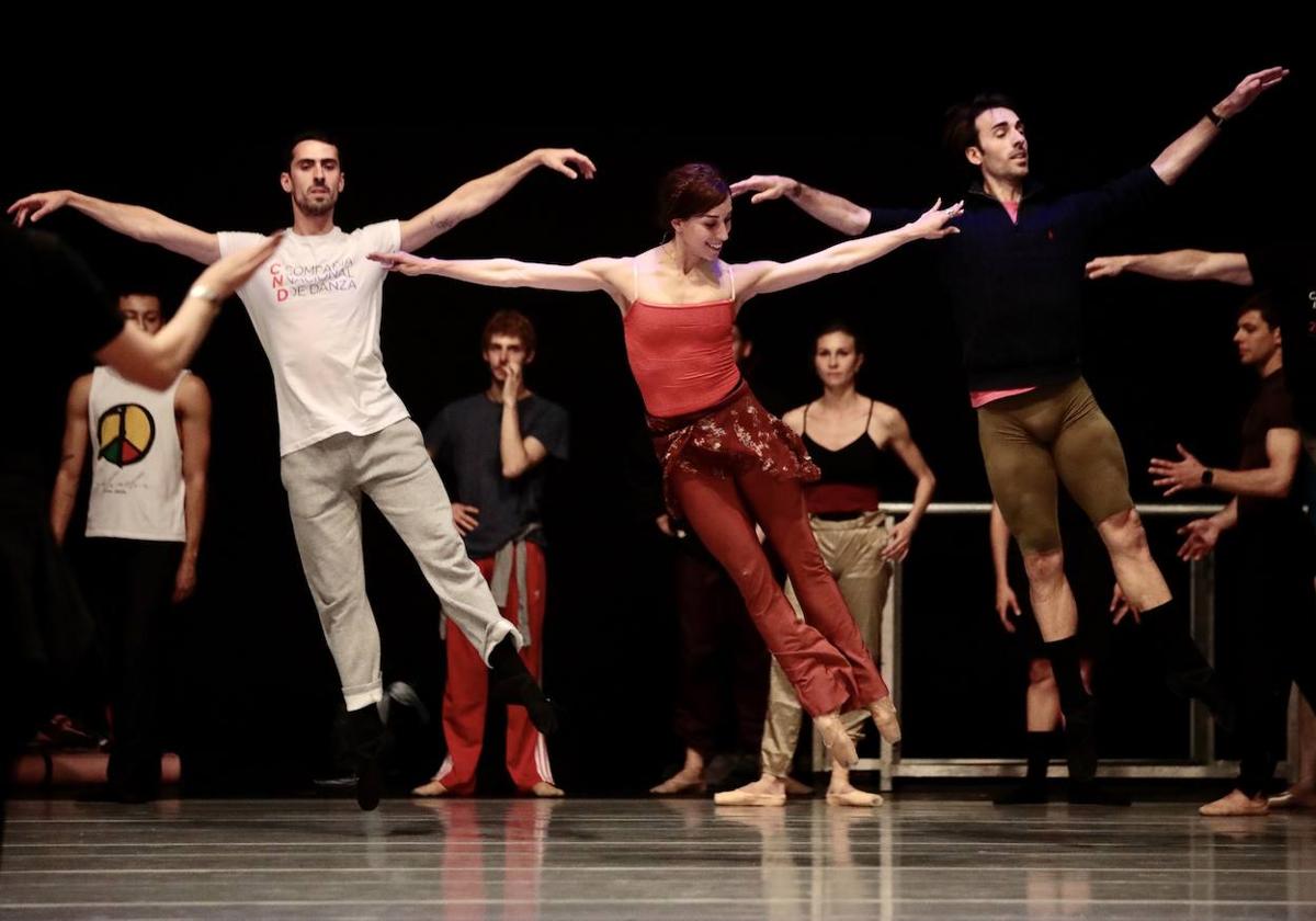 Integrantes de la Compañía Nacional de Danza, durante uno de sus ensayos en el Calderón.