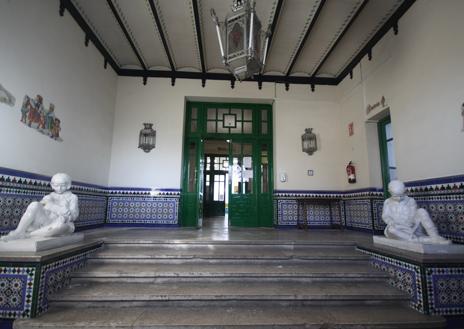 Imagen secundaria 1 - 1. Pabellón donde estuvieron la piscina, duchas y comedor hasta finales de la década de 1960. 2. Vestíbulo de entrada al colegio. 3. Detalle decorativo pintado en las paredes de una de las aulas.