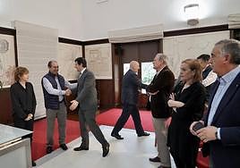 Mañueco firma del Decreto Ley de retorno a la jornada de 35 horas, rodeado de dirigentes sindicales y altos cargos de la Consejería de la Presidencia.