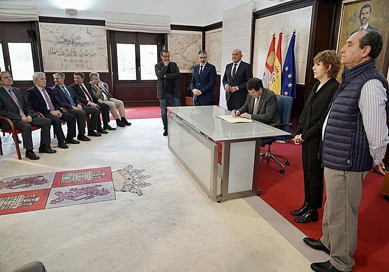 Mañueco firma del Decreto Ley de retorno a la jornada de 35 horas, rodeado de dirigentes sindicales y altos cargos de la Consejería de la Presidencia.