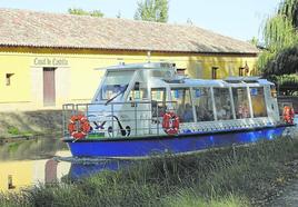 El barco Juan de Omar, en el Canal de Castilla a su paso por Frómista.