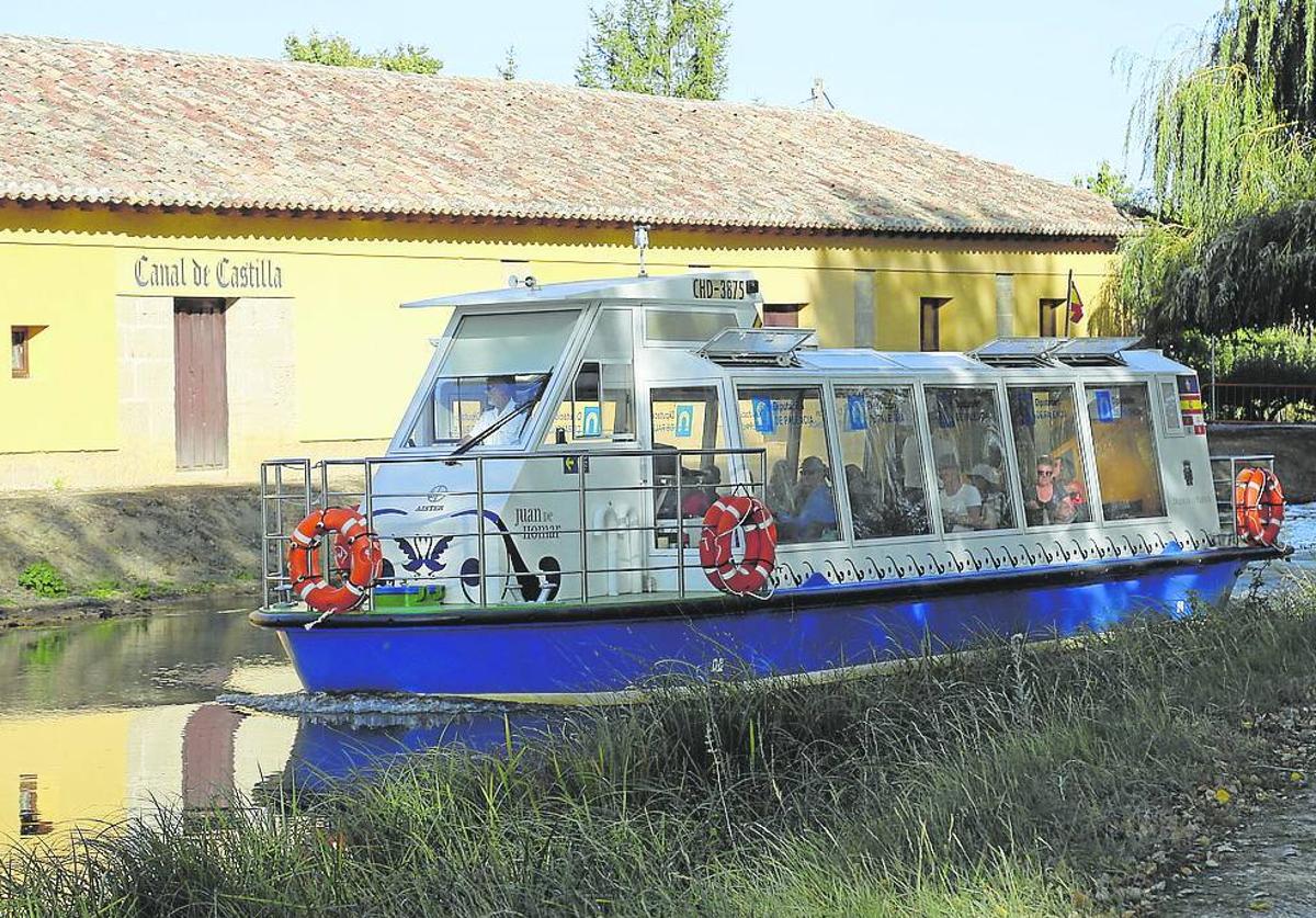 El barco Juan de Omar, en el Canal de Castilla a su paso por Frómista.