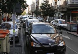 Coches parados en doble fila en la avenida de Segovia.