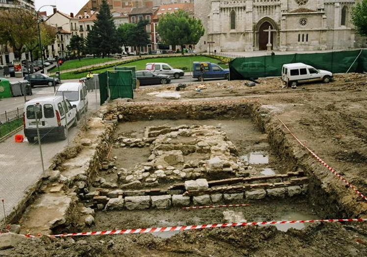 Imagen principal - Arriba, excavación de tenerías medievales en Portugalete. Abajo a la izquierda, excavación de la necrópolis en la colegiata y a la derecha, durante la construcción del aparcamiento subterráneo.