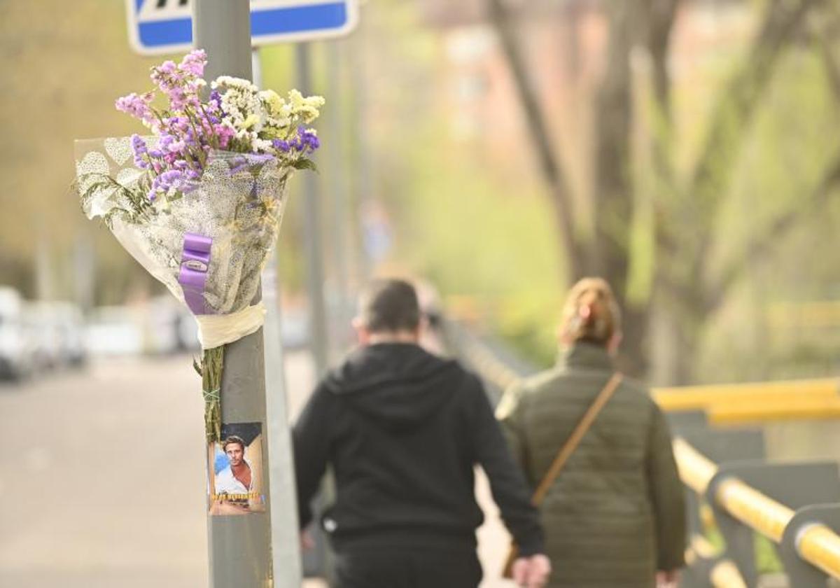 Flores y una fotografía recuerdan a Diego Valares, víctima mortal de un atropello en 2022.