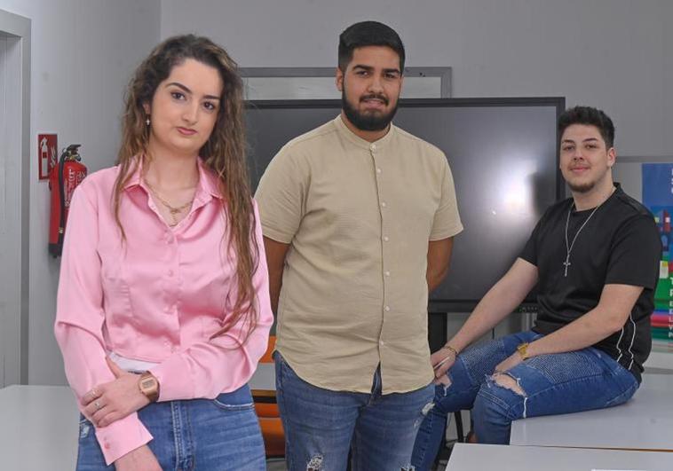 Loly Borjas, Fernando Ramírez y Javier Salazar en una de las aulas de la Fundación Secretariado Gitano.