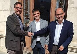 De izquierda a derecha, Álvaro Fernández Heredia, José Alfonso Gálvez y Luis Vélez, al acabar el consejo de administración de Auvasa.