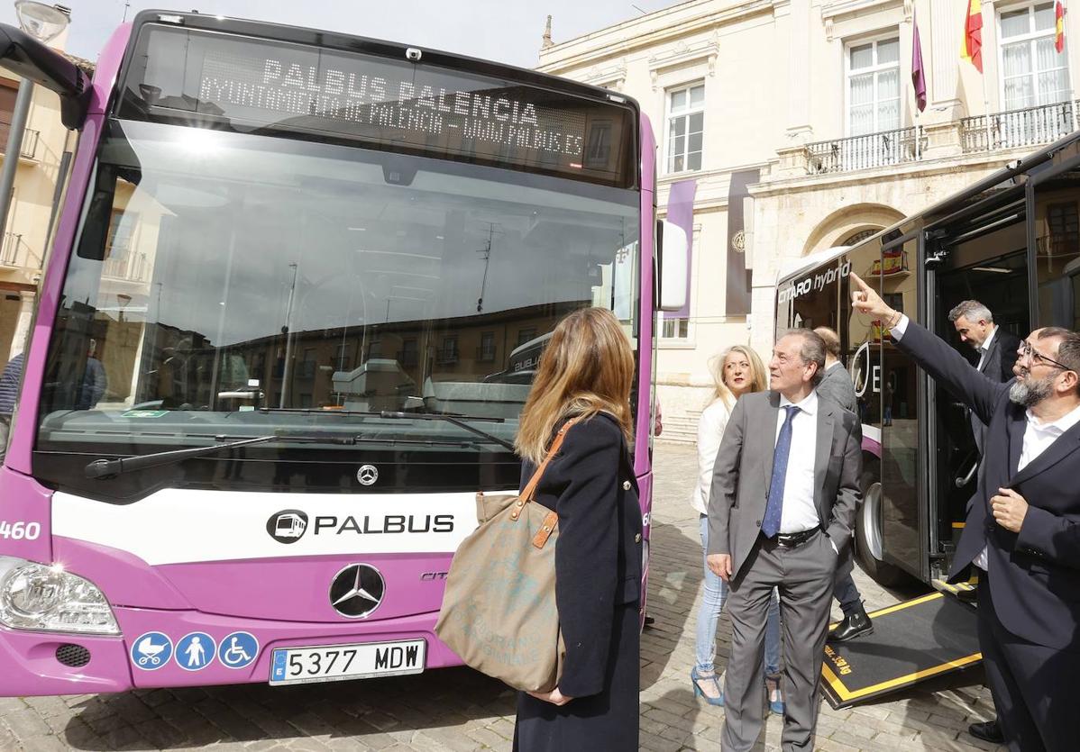 Presentación de los dos nuevos autobuses urbanos.