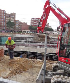 Imagen secundaria 2 - Arriba, nuevo paso peatonal y semáforos en la salida de Panaderos a Estación. En el medio, la boca del túnel desde Estación y Recondo. Debajo, trabajos de urbanización en torno al paso peatonal.