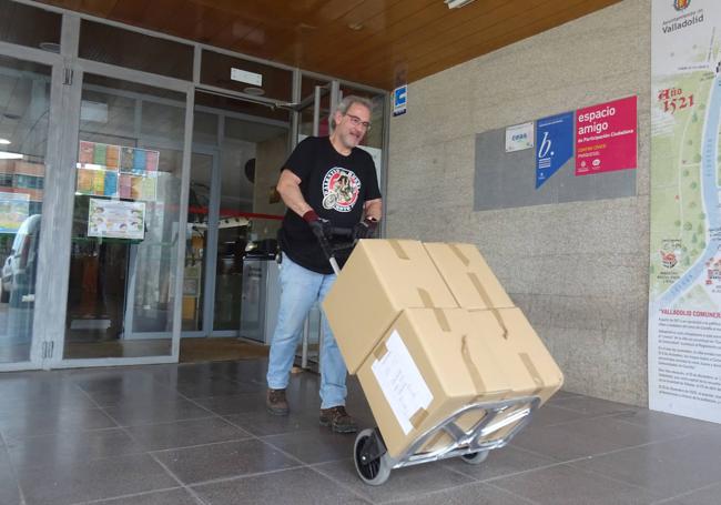 Un operario saca las últimas cajas de la biblioteca del centro cívico.