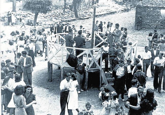 Abajo, una joven Ana María Matute (de blanco) baila con un mozo del pueblo mientras los músicos tocan en el quiosco de la plaza. Eran los años cuarenta. A la izquierda, Ana María en una de sus visitas más recientes a la sierra riojana, posa junto al municipio de Villoslada de Camerros, cercano a Mansilla.