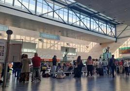 Pasajeros en la estación Guiomar de Segovia en espera de noticias.