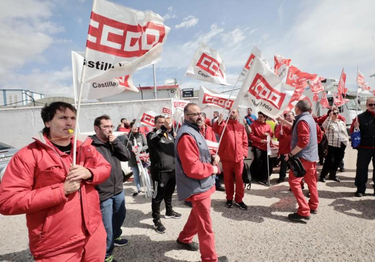 Concentración de trabajadores a las puertas del centro logístico de DIA en Villanubla.