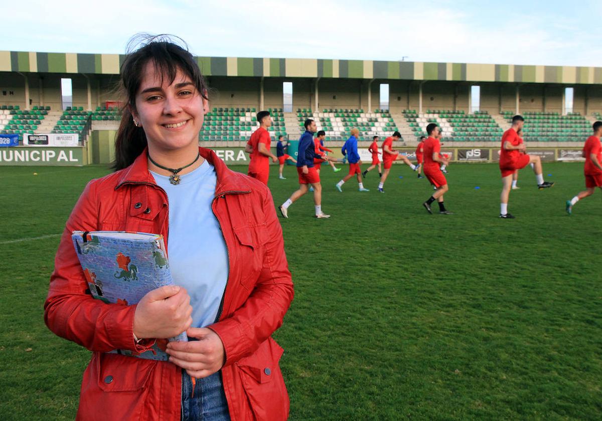 Sandra Bastián analiza uno de los entrenamientos del Unami de Tercera División en La Albuera.