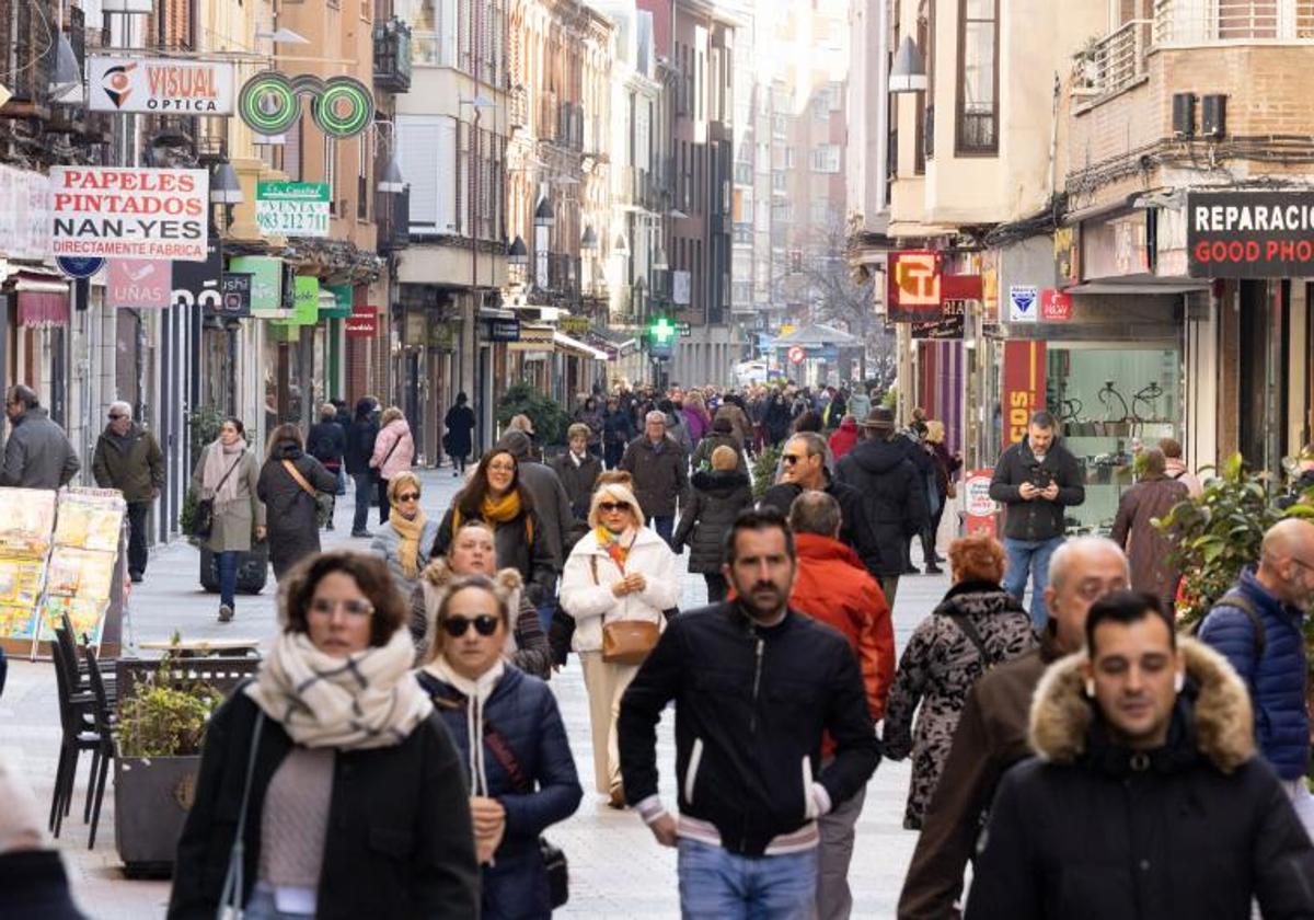 Gente transitando, de paseo o de compras, por la Calle Mantería de Valladolid.